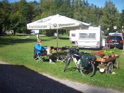 Matthias doing Business auf einem Campingplatz in Kochel am See